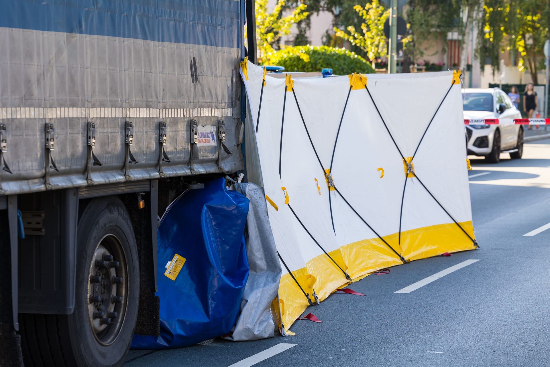 Die 80-Jährige wurde offenbar von dem Lkw-Fahren beim Anfahren übersehen.