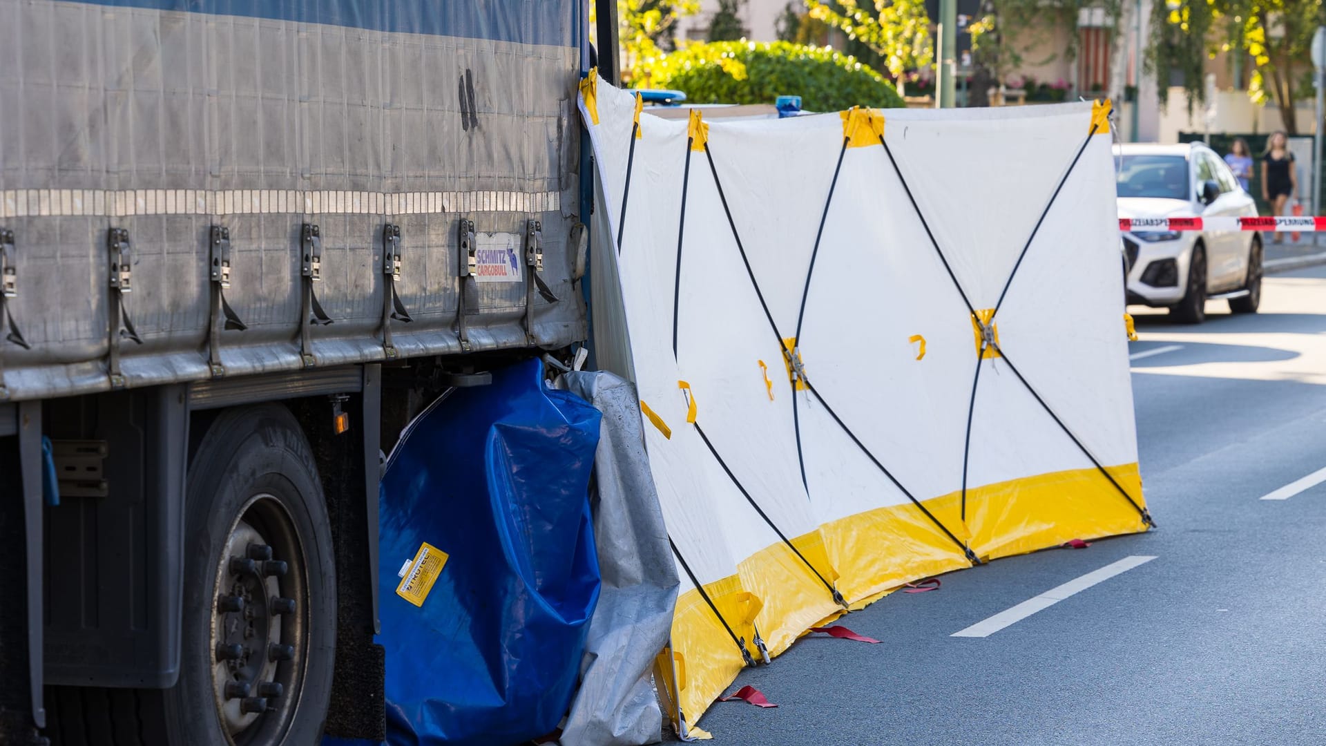 Die 80-Jährige wurde offenbar von dem Lkw-Fahren beim Anfahren übersehen.