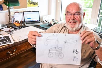 Erfinder Gerhart Wissel aus Überlingen mit seinen ersten Entwürfen: Der 92-Jährige aus Überlingen am Bodensee hat einen Turbo-Rollator für den Wald und die Berge erfunden.
