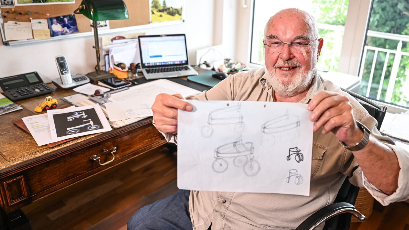 Erfinder Gerhart Wissel aus Überlingen mit seinen ersten Entwürfen: Der 92-Jährige aus Überlingen am Bodensee hat einen Turbo-Rollator für den Wald und die Berge erfunden. Erfinder Gerhart Wissel aus Überlingen mit seinen ersten Entwürfen: Der 92-Jährige aus Überlingen am Bodensee hat einen Turbo-Rollator für den Wald und die Berge erfunden.