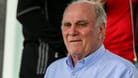 Uli Hoeneß: Der Ehrenpräsident des FC Bayern ist gut auf den Basketball zu sprechen.