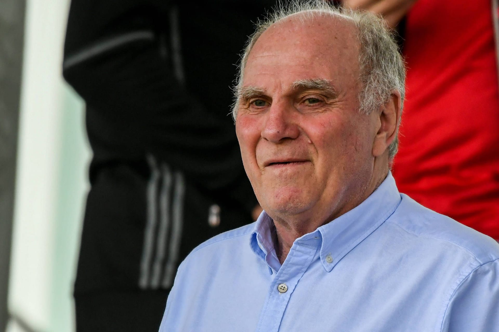 Uli Hoeneß: Der Ehrenpräsident des FC Bayern ist gut auf den Basketball zu sprechen.