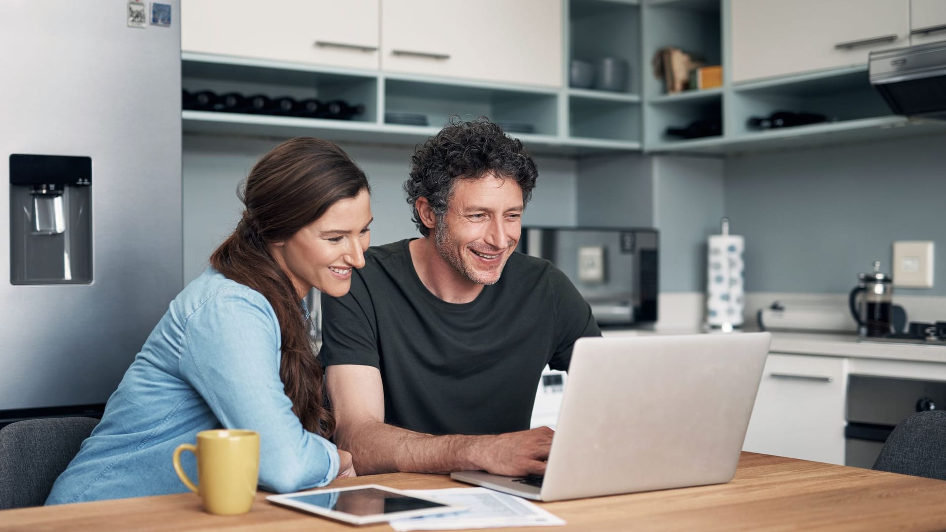 Ein Paar kümmert sich um seine finanzielle Angelegenheit am Laptop.