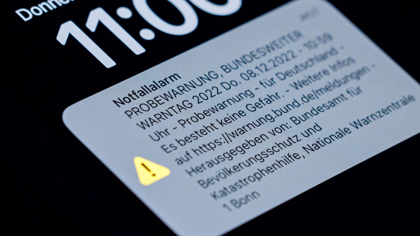 Meldung zum bundesweiten Warntag 2022 auf einem Handy (Symbolbild): Es ist noch nicht klar, ob Sirenen in Berlin getestet werden.