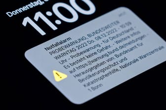 Meldung zum bundesweiten Warntag 2022 auf einem Handy (Symbolbild): Es ist noch nicht klar, ob Sirenen in Berlin getestet werden.