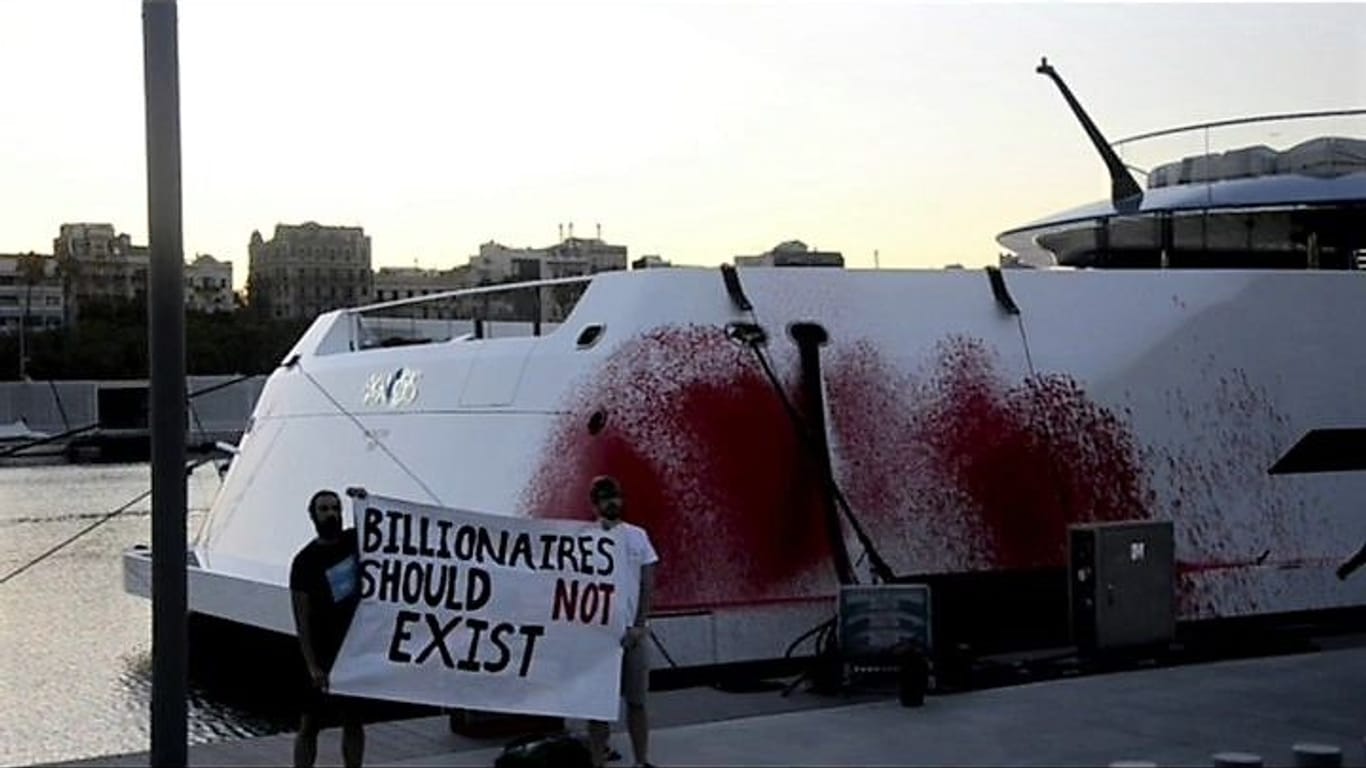 Das Schiff der Walmart-Erbin: "Scientist Rebellion" veröffentlichte ein Foto der Aktivisten vor der besprühten Jacht auf "X".