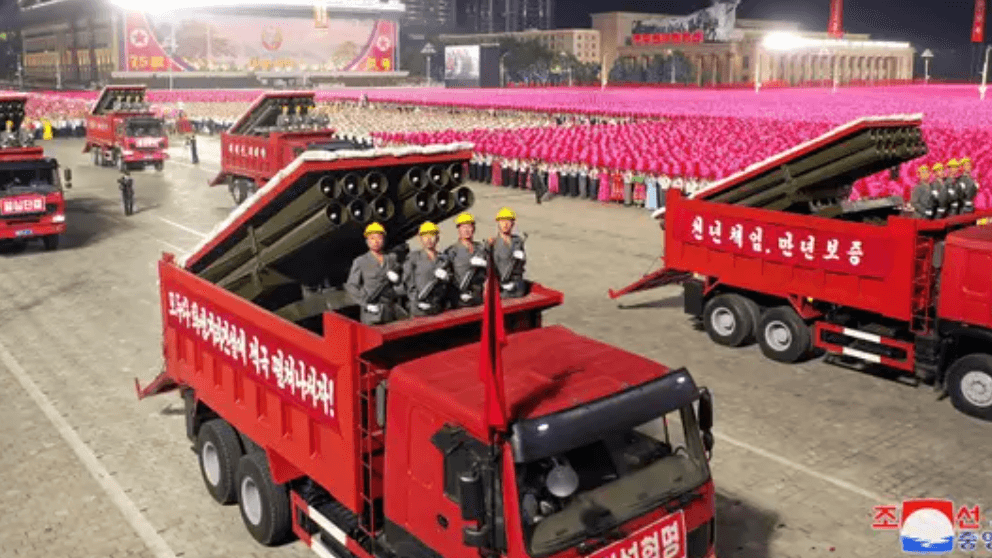 Auch Müllwägen mit eine Raketenwerfer unter ihrer Haube waren Teil der Parade.