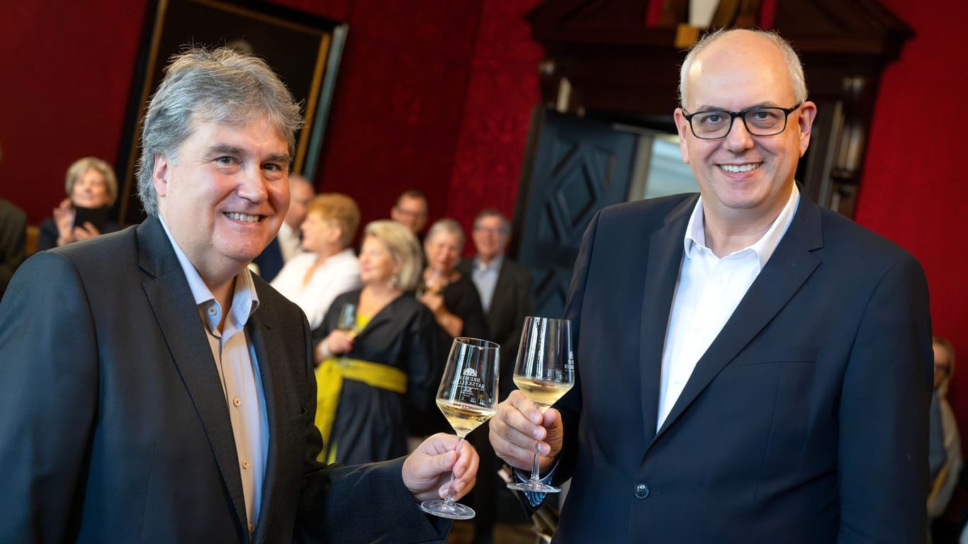 Karl-Josef Krötz, Ratskellermeister in Ruhestand, stellt mit Bürgermeister Andreas Bovenschulte den Bremer Senatswein Jahrgang 2022 vor.