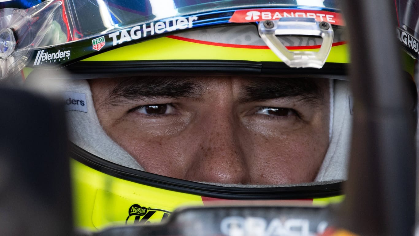 Unsicherer Blick: Red-Bull-Pilot Sergio Perez im Cockpit.