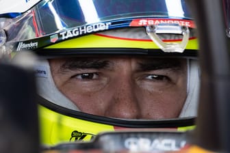 Unsicherer Blick: Red-Bull-Pilot Sergio Perez im Cockpit.