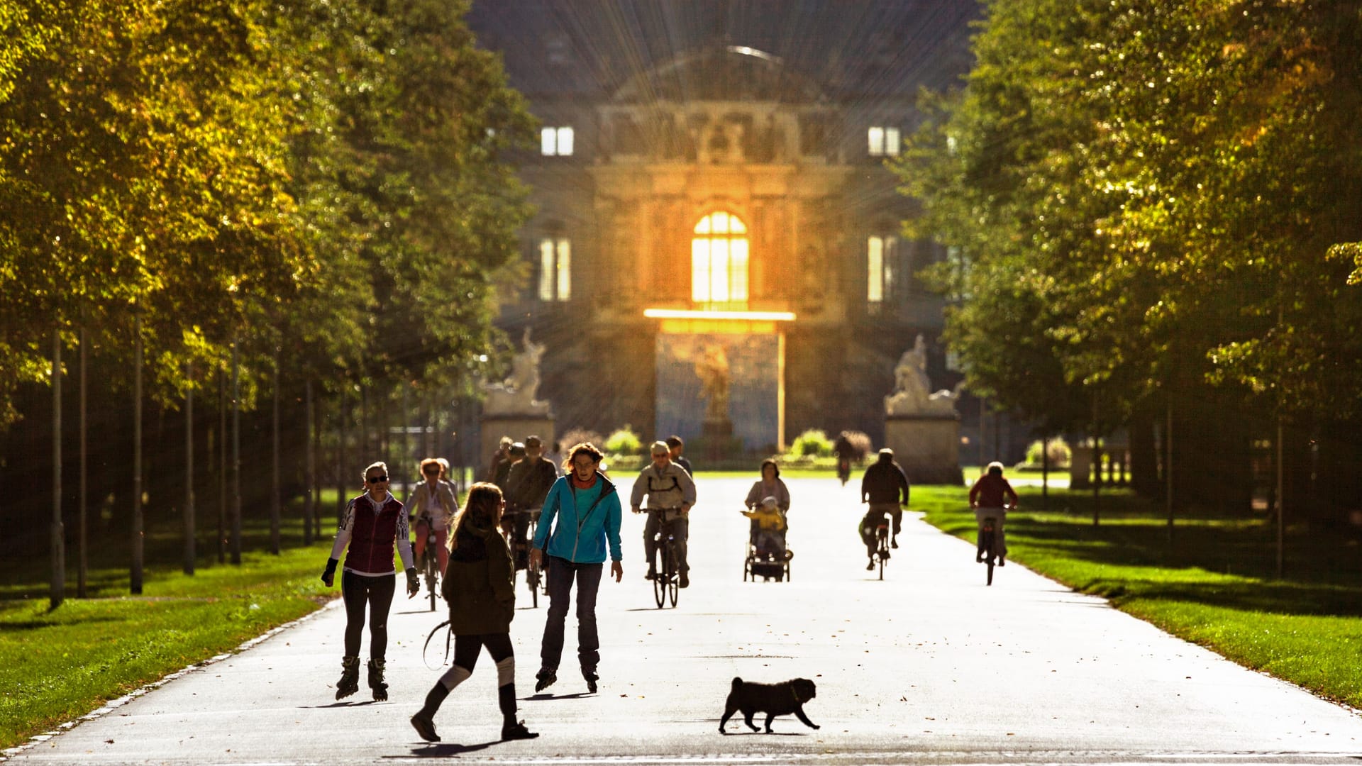 Hauptallee und das barocke Lustschloss Palais Großer Garten in Dresden