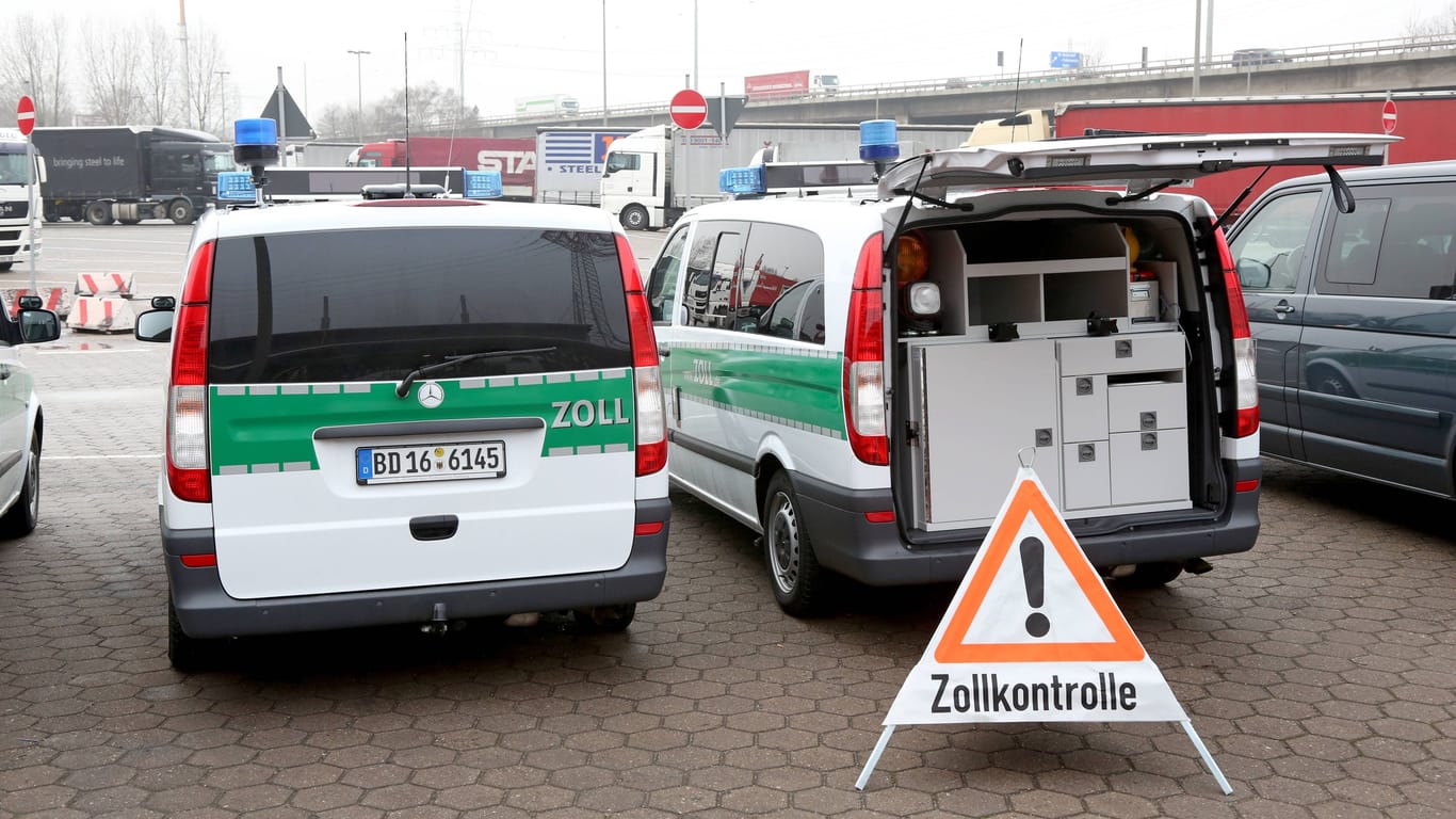 Zollfahrzeuge am Hauptzollamt Waltershof: Am Sonntag wurden Reisende beim Verlassen eines Kreuzfahrtschiffs kontrolliert.