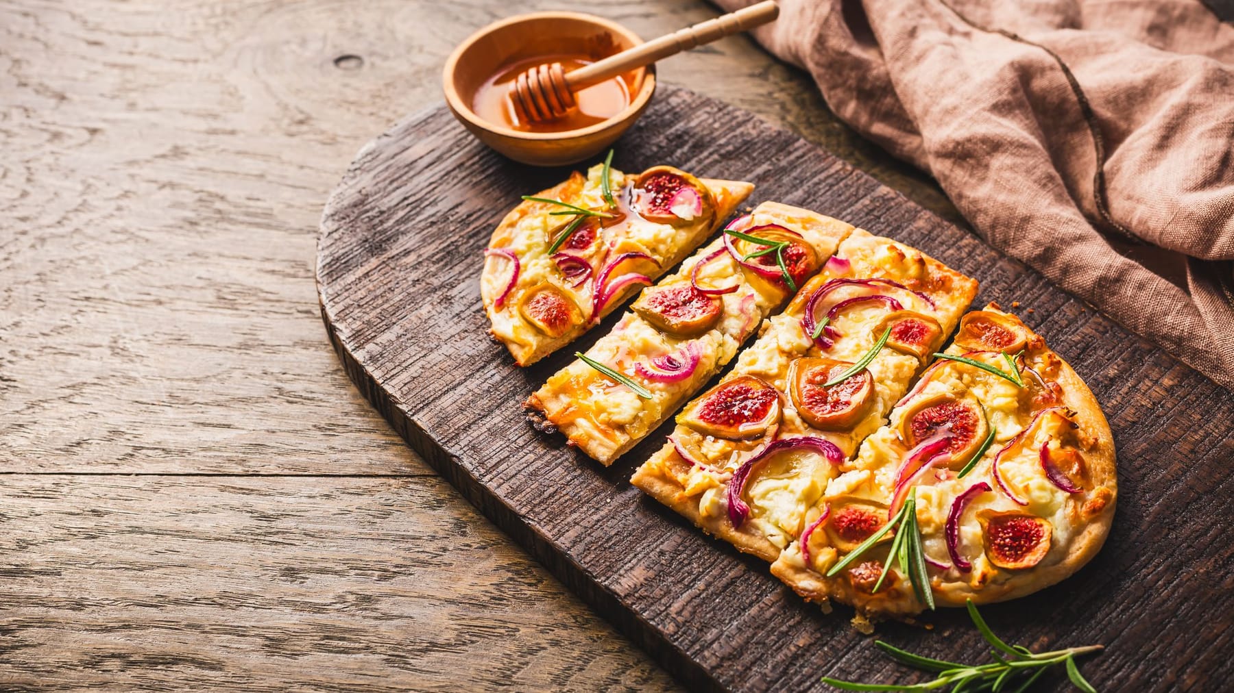 Flammkuchen mit Feigen und Ziegenkäse: Probieren Sie diese Variationen