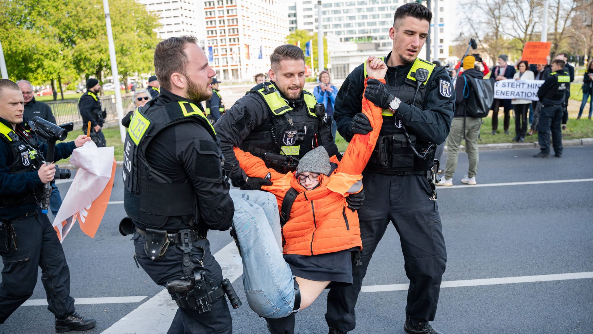 Aktivisten in Berlin (Archivbild): Die Polizei will bei den neuen Protesten konsequent einschreiten.