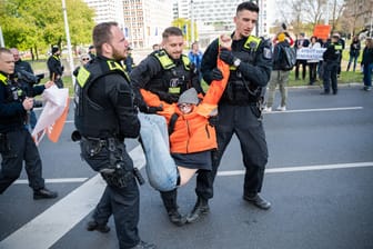 Aktivisten in Berlin (Archivbild): Die Polizei will bei den neuen Protesten konsequent einschreiten.