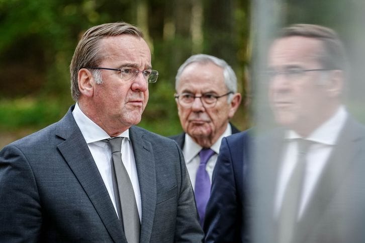 Boris Pistorius, Bundesminister der Verteidigung in Riga: Er räumt Fehler bei der Bestellung ein.