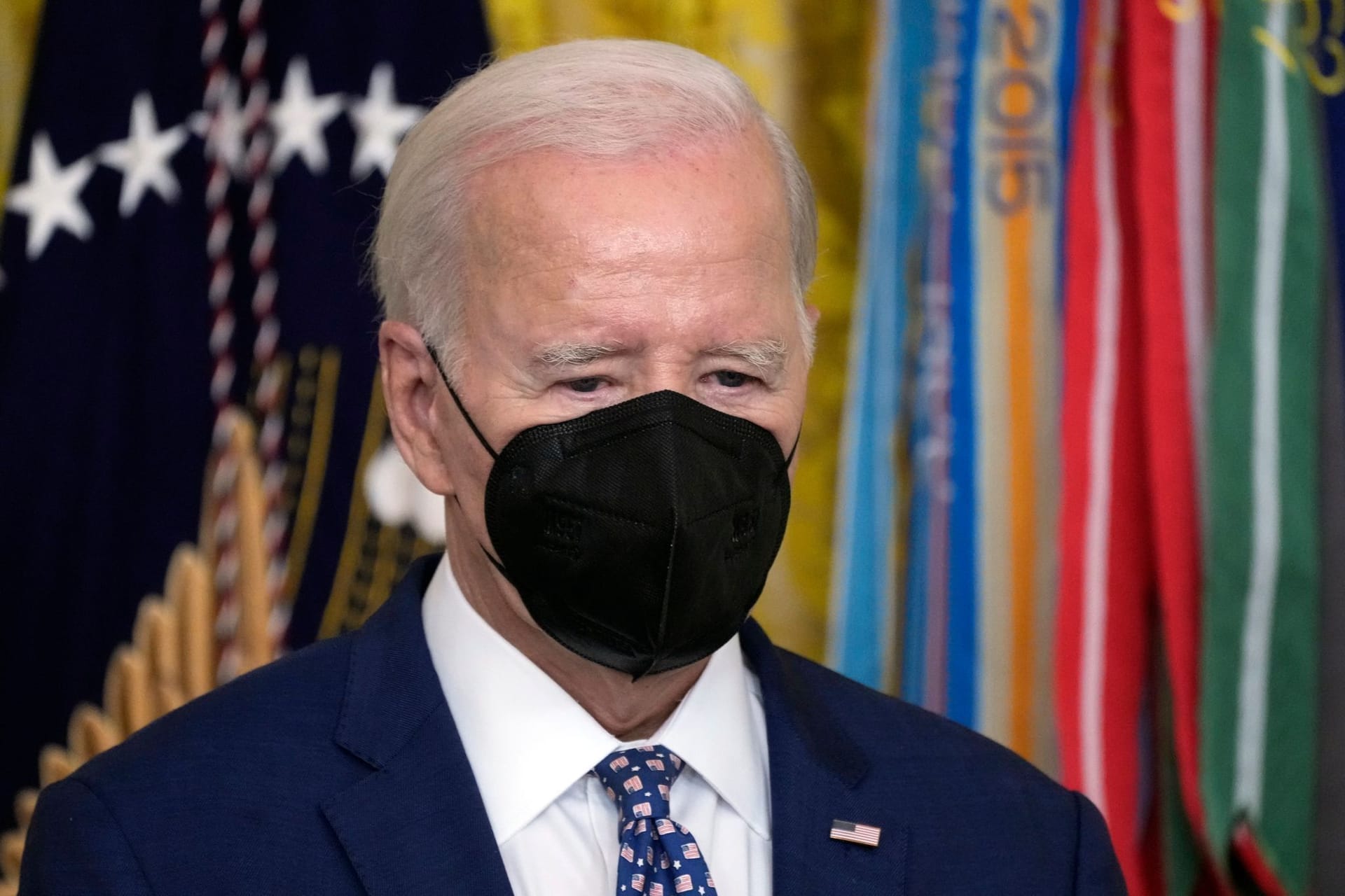 Wegen der Corona-Infektion seiner Frau trägt Joe Biden sicherheitshalber eine Maske.