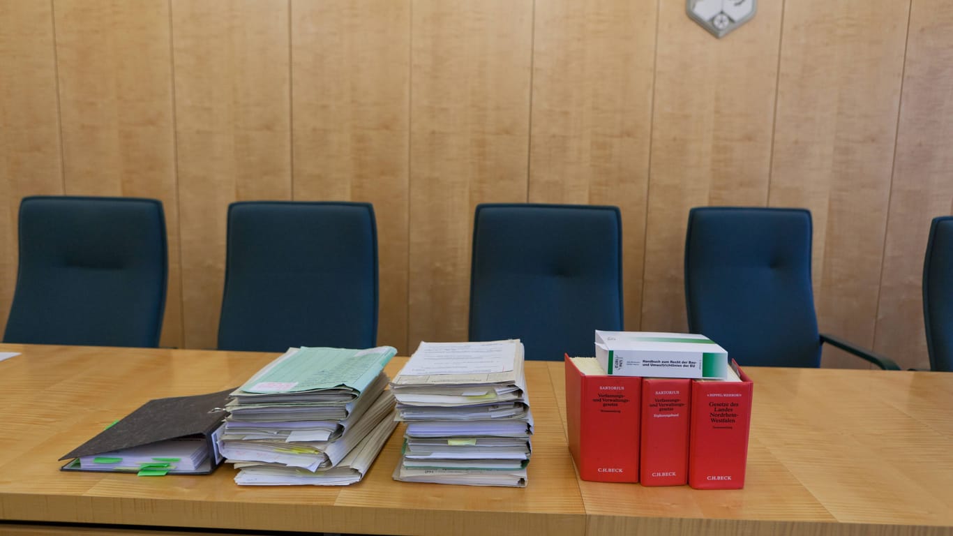 Ein Gerichtssaal von innen (Symbolbild): An drei Verhandlungstagen wird die Schuld der Mitarbeiter ermittelt.