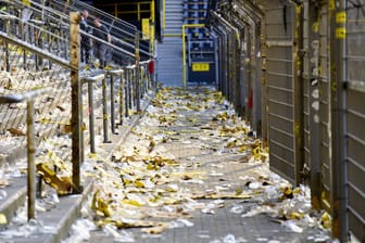 Müll auf den Stadionrängen nach einem Fußballspiel in Dortmund.