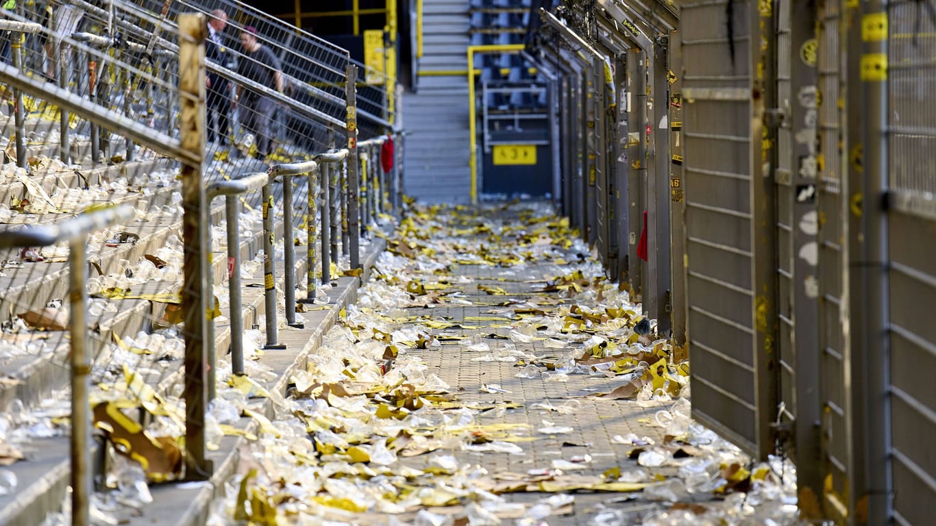 Müll auf den Stadionrängen nach einem Fußballspiel in Dortmund.