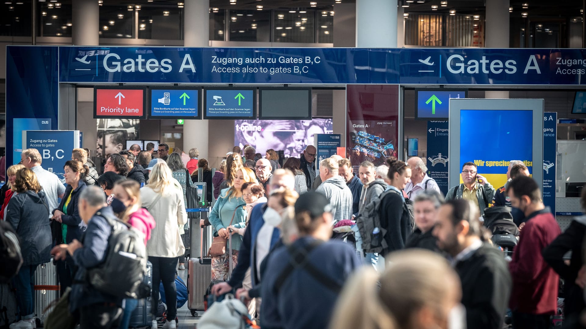 Reisende am Flughafen Düsseldorf (Archivbild): Zu Beginn der Herbstferien werden die Straßen und Flughäfen voll.