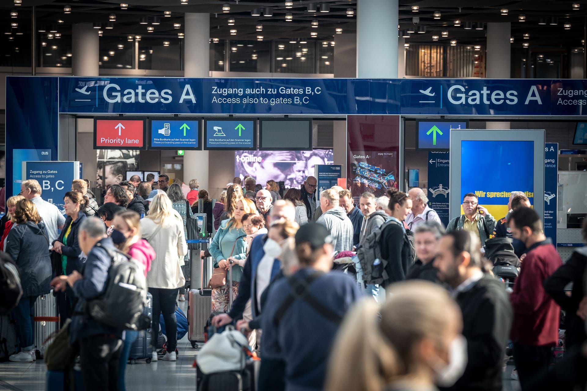 Reisende am Flughafen Düsseldorf (Archivbild): Zu Beginn der Herbstferien werden die Straßen und Flughäfen voll.