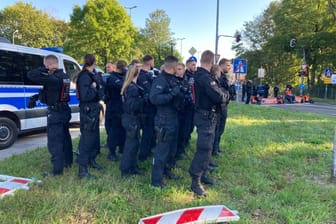 Polizeikräfte aus Sachsen-Anhalt bei einer Straßenblockade in München: Pressevertretern wurde mit Platzverweisen gedroht.
