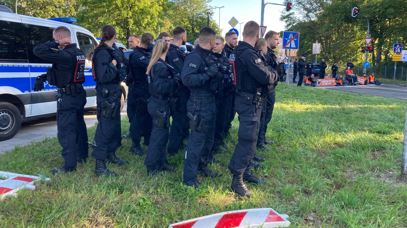 Polizeikräfte aus Sachsen-Anhalt bei einer Straßenblockade in München: Pressevertretern wurde mit Platzverweisen gedroht.