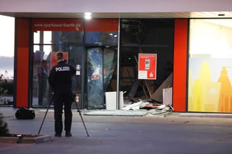 Die Polizei ermittelt in Cadolzburg: Unbekannte haben einen Geldautomaten gesprengt.