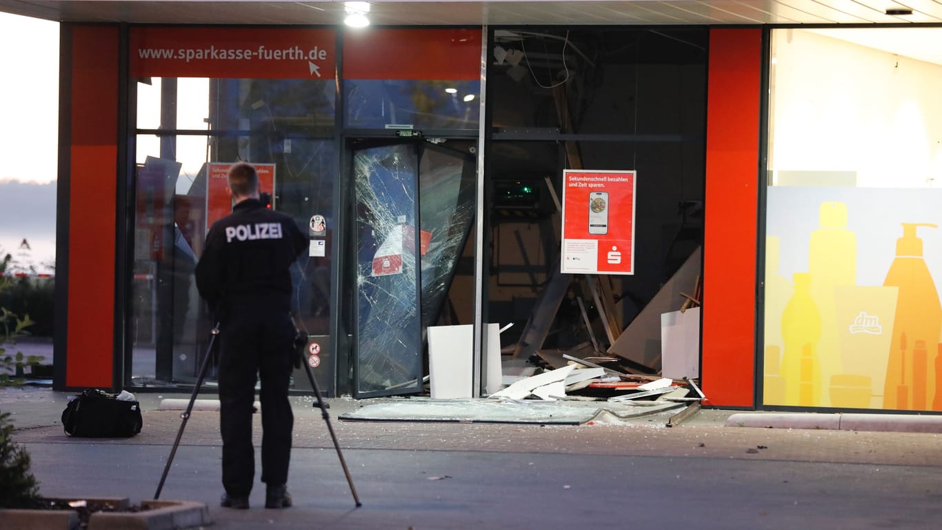 Die Polizei ermittelt in Cadolzburg: Unbekannte haben einen Geldautomaten gesprengt.