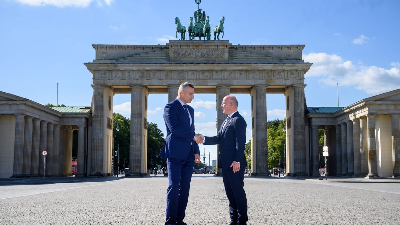 Vitali Klitschko, Bürgermeister von Kiew (Ukraine) und Kai Wegner (CDU), Regierender Bürgermeister von Berlin, stehen vor dem Brandenburger Tor.