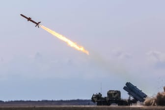 Eine Neptun-Rakete wird abgeschossen (Archivbild): Die Ukraine will damit ein teures russisches Raketensystem zerstört haben.