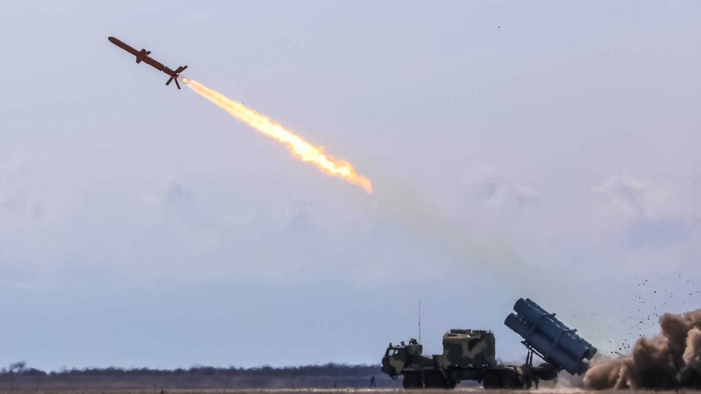 Eine Neptun-Rakete wird abgeschossen (Archivbild): Die Ukraine will damit ein teures russisches Raketensystem zerstört haben.