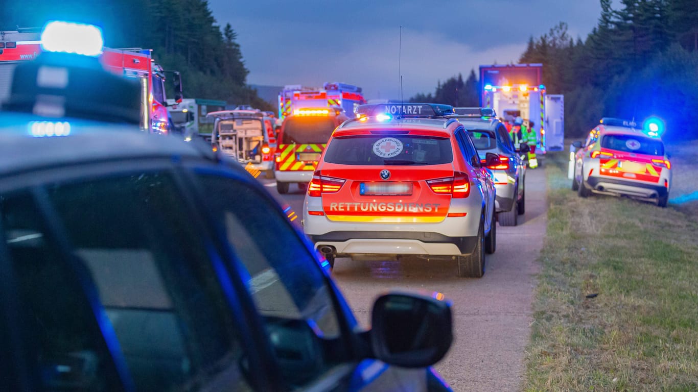 Verkehrsunfall auf Autobahn (Archivbild): Auf der A14 bei Halle ist eine Person verstorben.