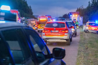 Verkehrsunfall auf Autobahn (Archivbild): Auf der A14 bei Halle ist eine Person verstorben.