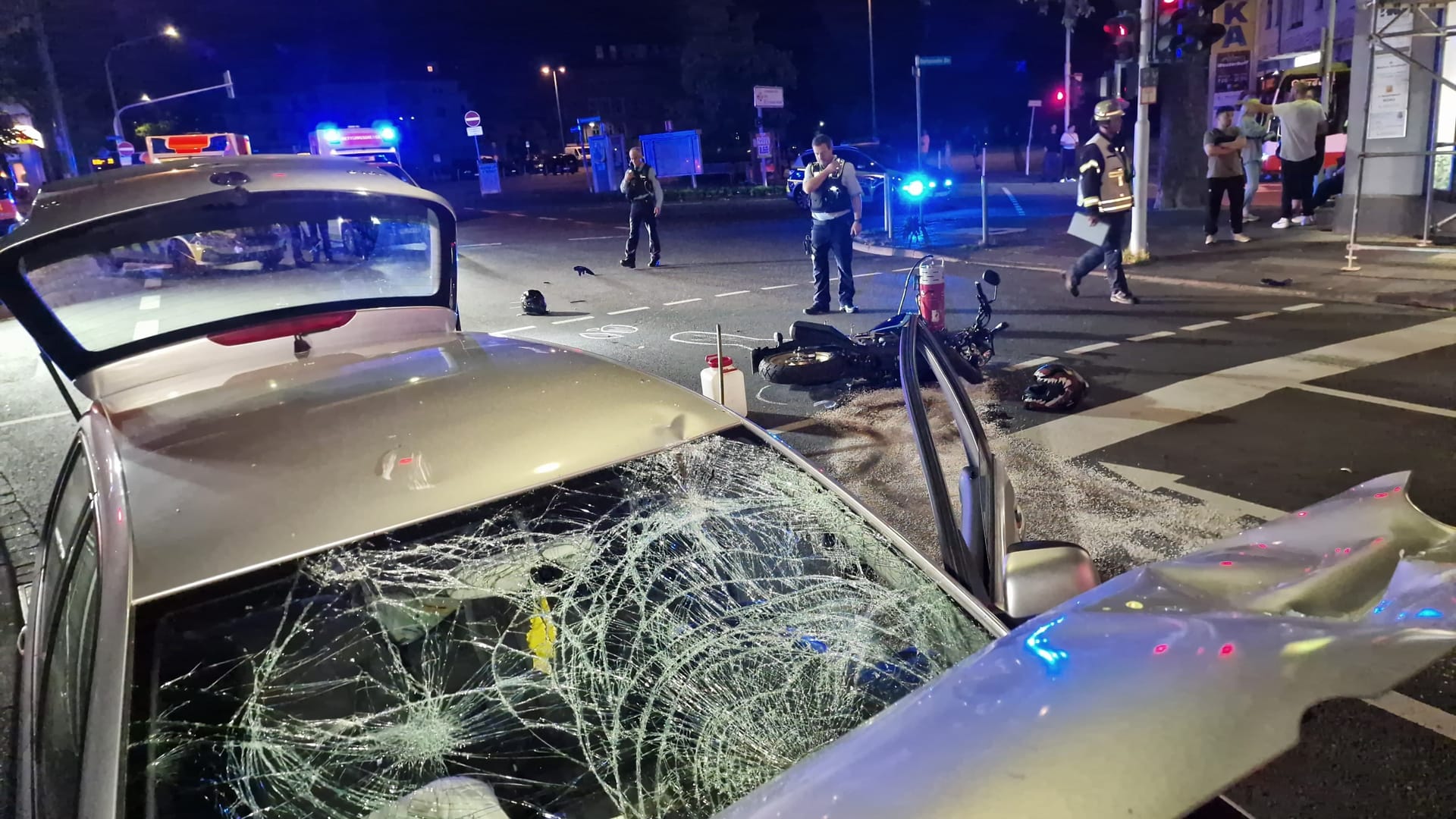 Unfall auf der Schwerter Straße: Zwei jugendliche Kradfahrer haben sich bei einem Zusammenstoß mit einem Auto schwer verletzt. Unfall auf der Schwerter Straße: Zwei jugendliche Kradfahrer haben sich bei einem Zusammenstoß mit einem Auto schwer verletzt.