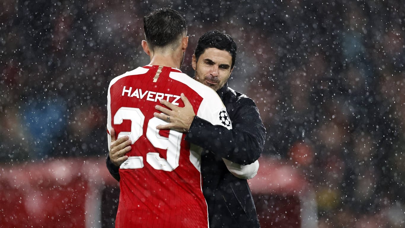Kai Havertz mit Mikel Arteta: Der Arsenal-Coach setzte ihn zuletzt auf die Bank.
