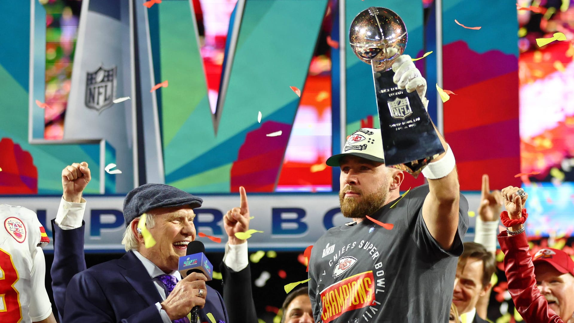 Travis Kelce mit der Super-Bowl-Trophäe: In seinem Sport ist er ein Superstar.