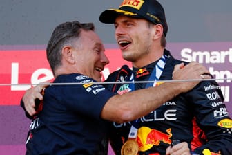 Max Verstappen (rechts) feiert mit Red-Bull-Teamchef Christian Horner: Mit seinem Sieg sicherte der Niederländer seinem Rennstall den Titel.