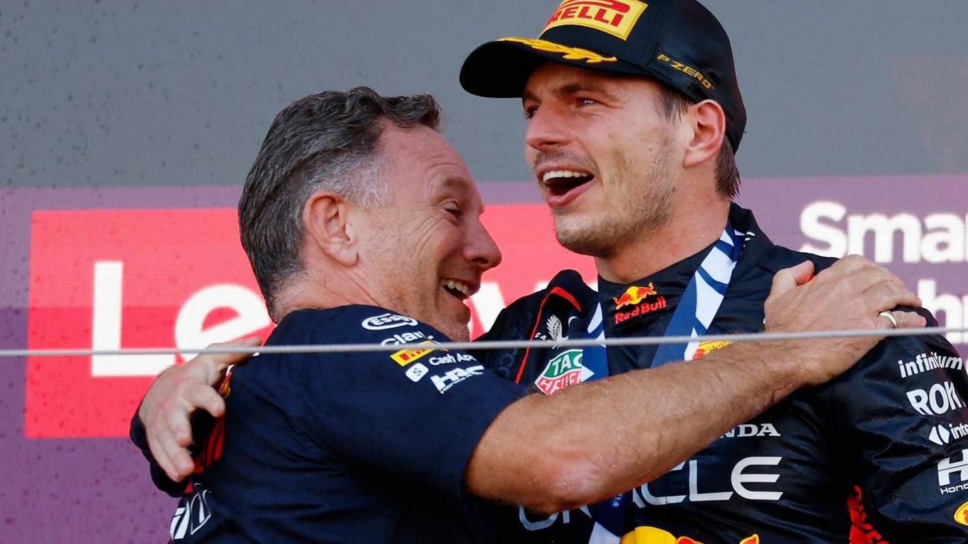 Max Verstappen (rechts) feiert mit Red-Bull-Teamchef Christian Horner: Mit seinem Sieg sicherte der Niederländer seinem Rennstall den Titel.