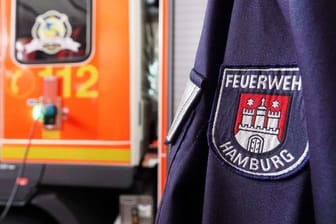 Eine Jacke der Hamburger Feuerwehr hängt in einer Wache (Symbolfoto): Einsatzkräfte haben eine Leiche aus der Elbe geborgen.