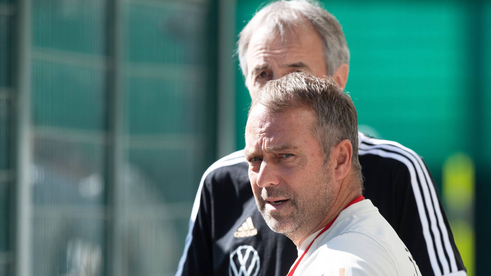 Hansi Flick (vorne): Der Bundestrainer bekam mit seiner Mannschaft überraschenden Besuch. Hansi Flick (vorne): Der Bundestrainer bekam mit seiner Mannschaft überraschenden Besuch.