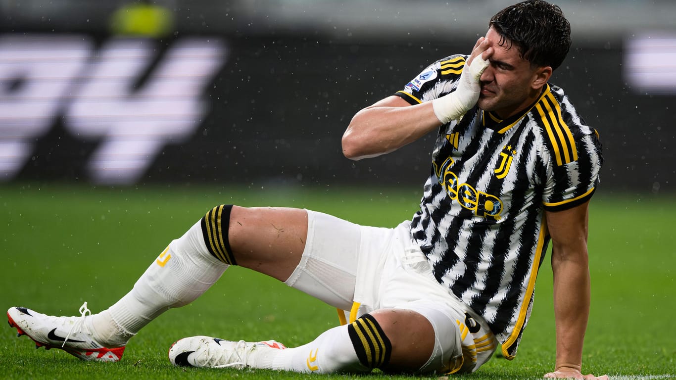 Star-Stürmer Dušan Vlahović am Boden: Juventus hat erneut keine guten finanziellen Neuigkeiten.