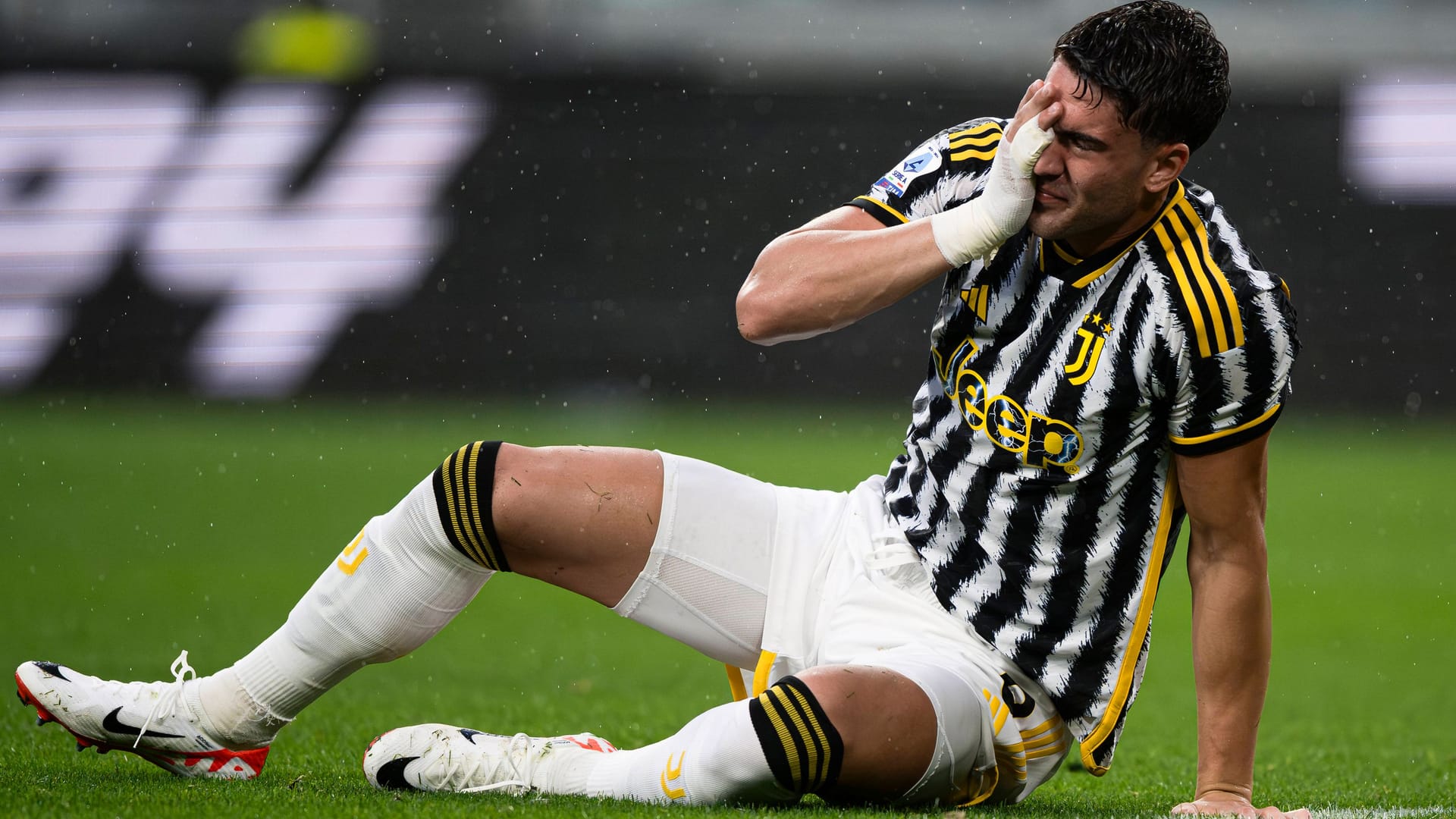 Star-Stürmer Dušan Vlahović am Boden: Juventus hat erneut keine guten finanziellen Neuigkeiten. Star-Stürmer Dušan Vlahović am Boden: Juventus hat erneut keine guten finanziellen Neuigkeiten.