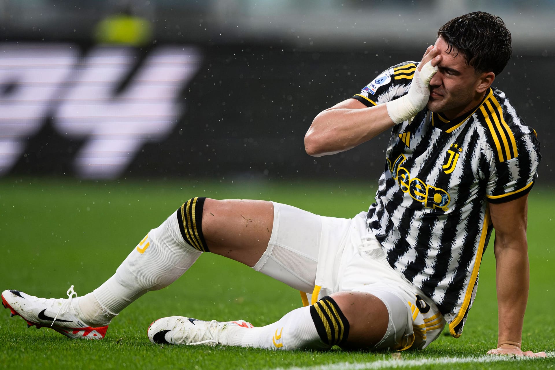 Star-Stürmer Dušan Vlahović am Boden: Juventus hat erneut keine guten finanziellen Neuigkeiten.