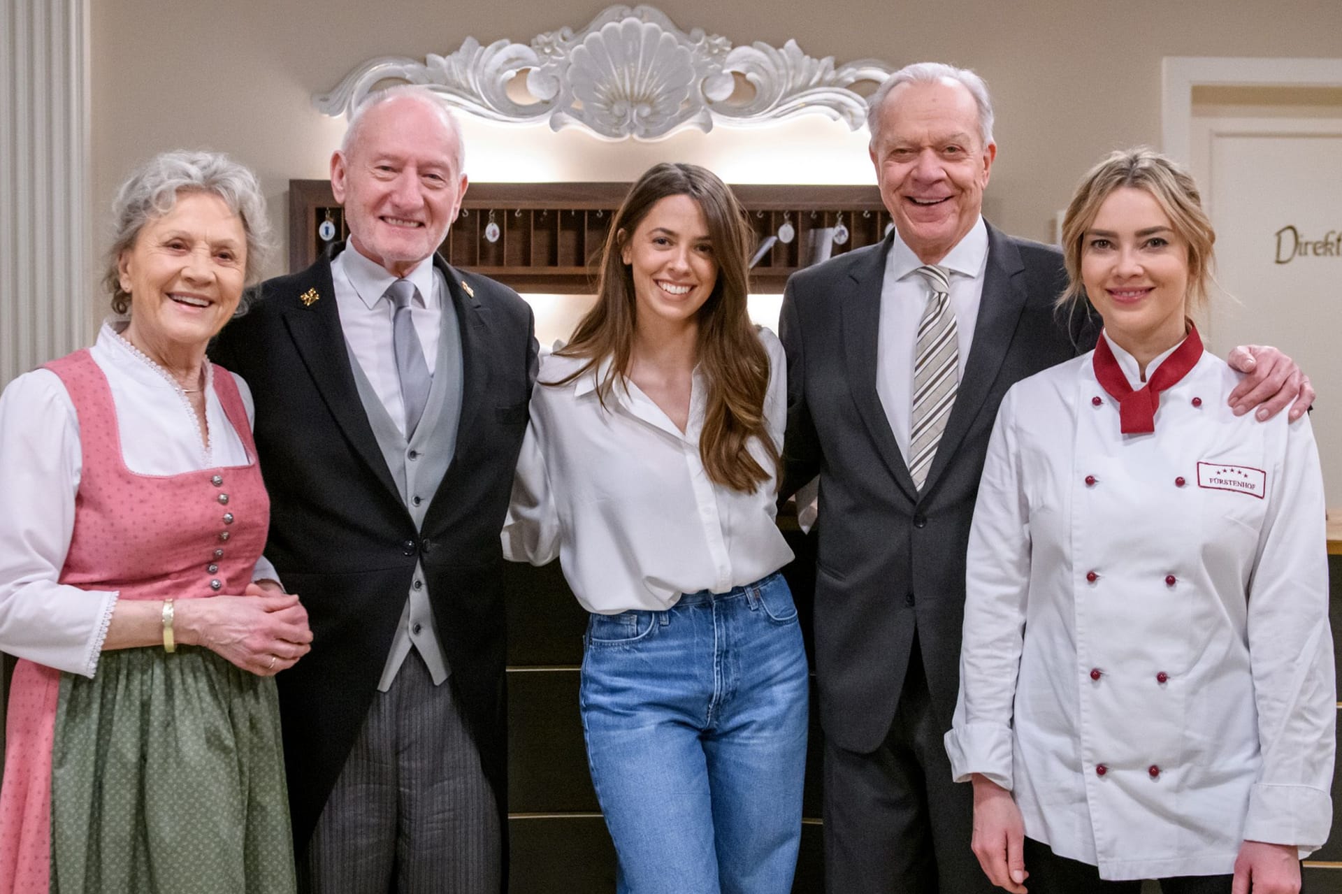 Die Stars von "Sturm der Liebe": Antje Hagen, Sepp Schauer, Dirk Galuba und Laura Osswald mit Schlagersängerin Vanessa Mai.