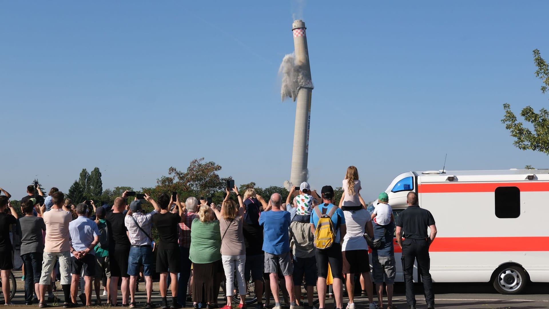 Ein Schornstein wird vor Schaulustigen gesprengt: Das 170 Meter hohe Bauwerk diente bis 1996 an einem Kraftwerk der Stadtwerke zur Rauchgasabführung. Ein Schornstein wird vor Schaulustigen gesprengt: Das 170 Meter hohe Bauwerk diente bis 1996 an einem Kraftwerk der Stadtwerke zur Rauchgasabführung.