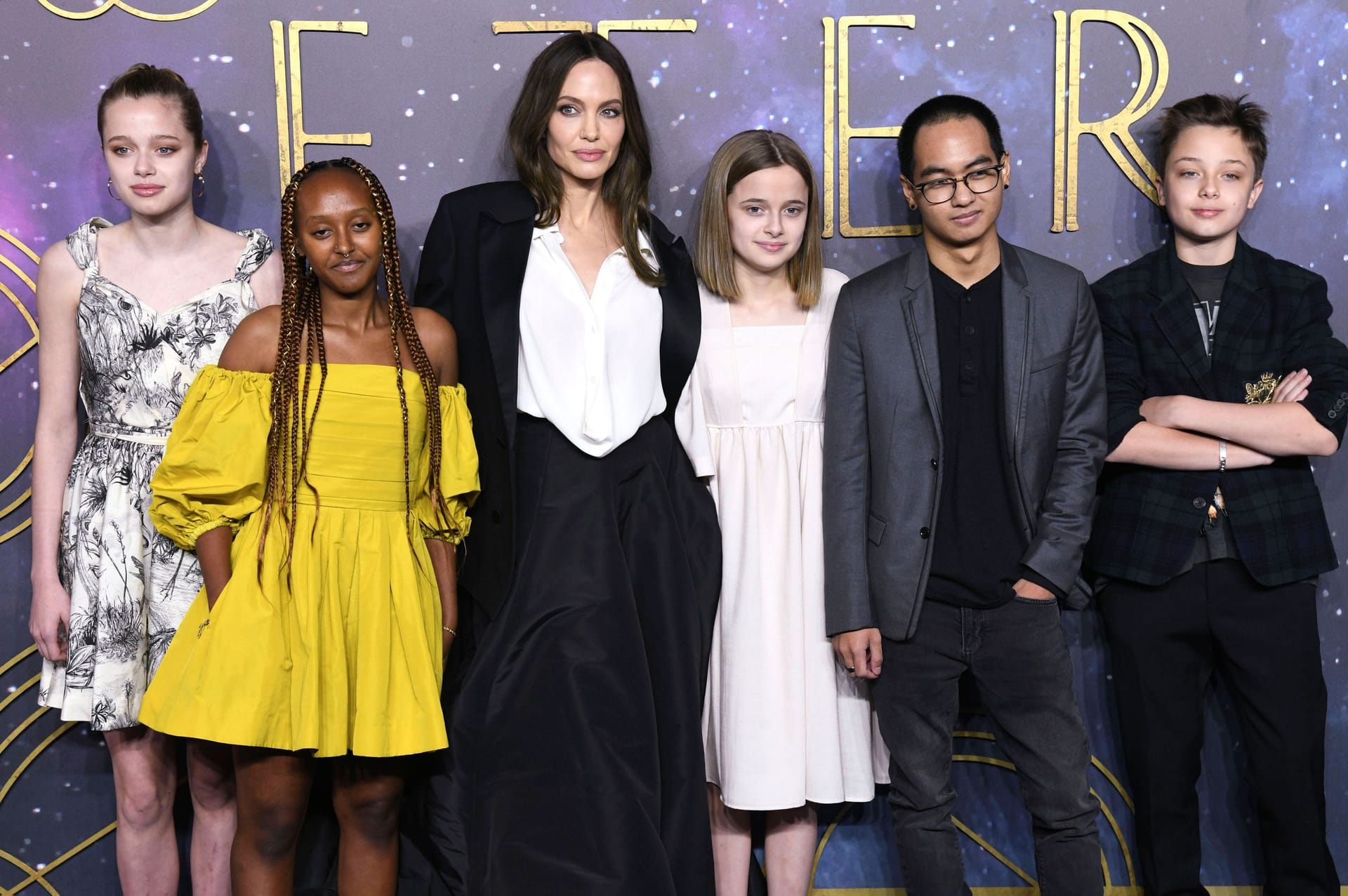 Angelina Jolie (M.) mit ihren Kindern Shiloh, Zahara, Vivienne, Maddox und Knox (v.l.n.r.) im Oktober 2021.