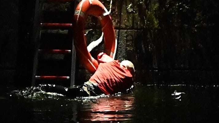 Mann stürzt in Landwehrkanal und wird von Polizei und Feuerwehr gerettet Mann stürzt in Landwehrkanal und wird von Polizei und Feuerwehr gerettet