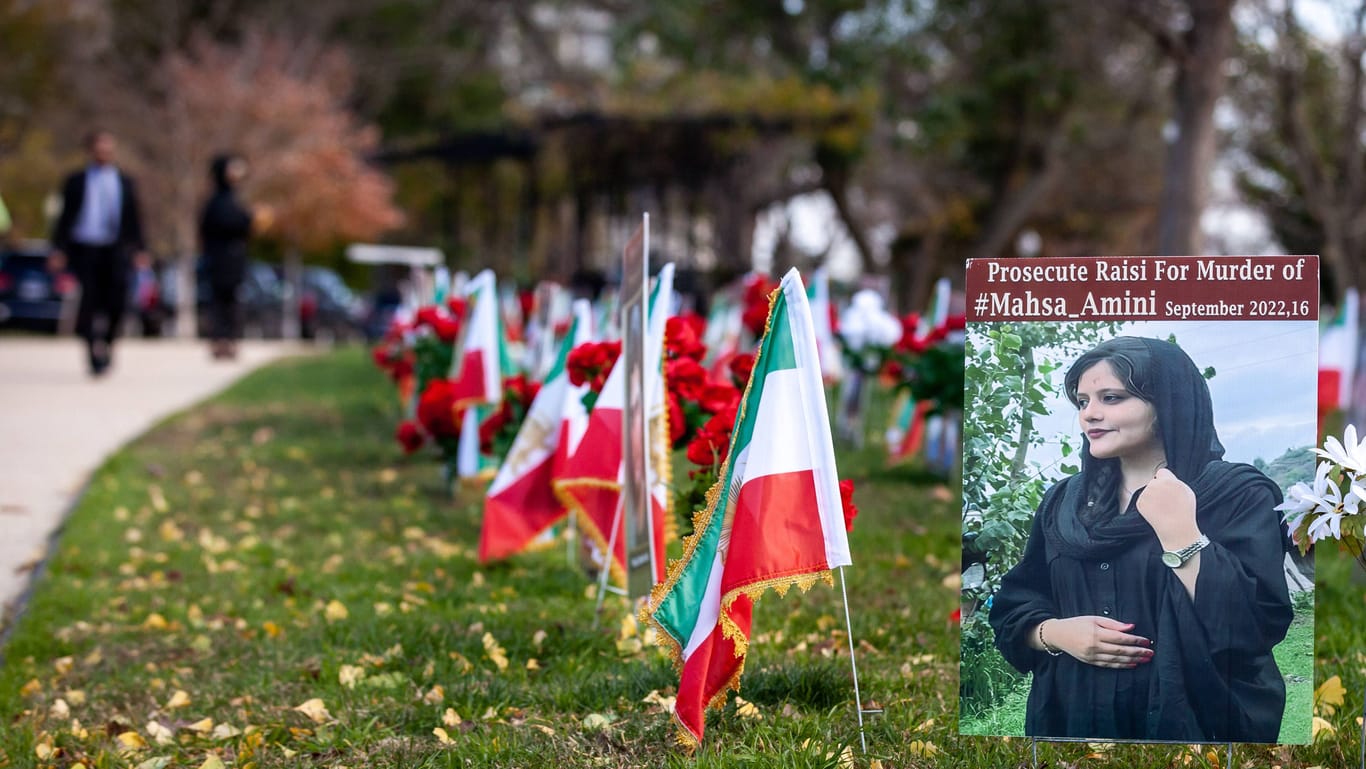 Gedenkveranstaltung für Jina Mahsa Amini in Washington (Archivbild): Ihr Tod hatte für eine Welle der Empörung und des Protests gesorgt.